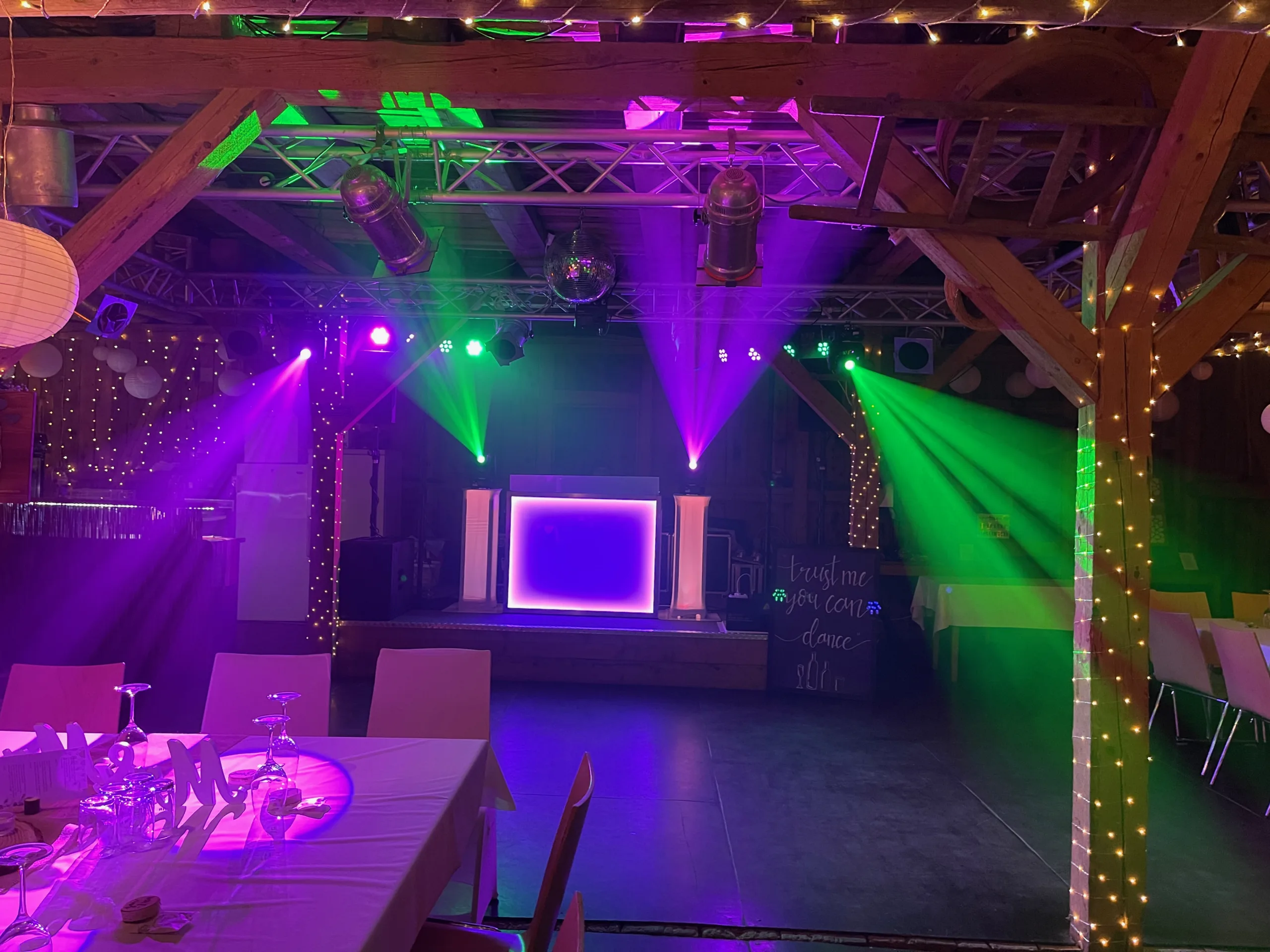 Moving Heads mit 4 Heads, 2 LED Bars und Traverse mit Spiegelkugel