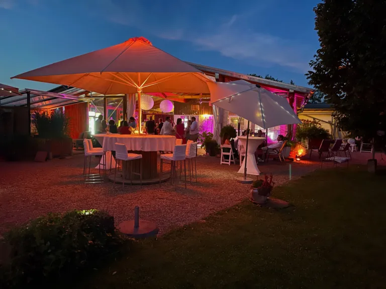 Der Außenbereich vom Sängerhof in Rheinau Linx. Abendstimmung