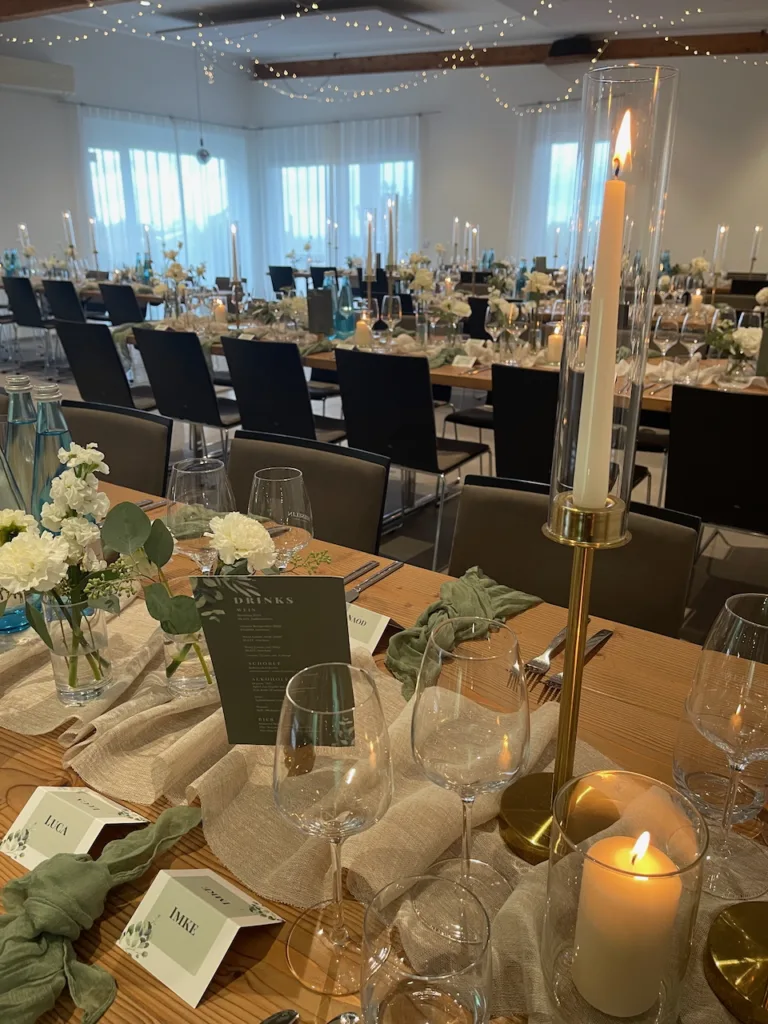 Elegante Hochzeitstafel im Weingut Bieselin in Ettenheim mit Kerzen, Blumen und festlicher Tischdekoration.
