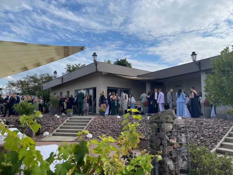 Gäste beim Sektempfang auf der Terrasse des Weinguts Bieselin in Ettenheim während einer Hochzeit.