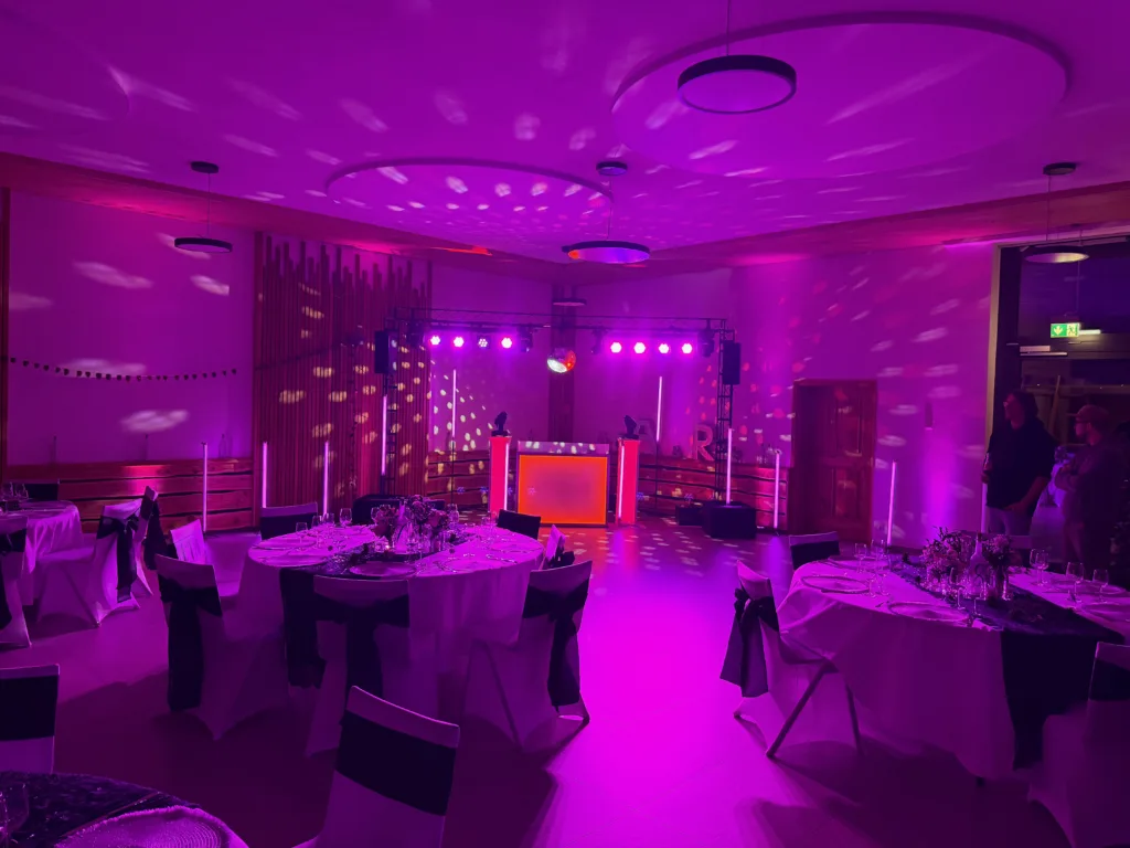Hochzeit im Palmspring mit großer Lichtanlage / lila