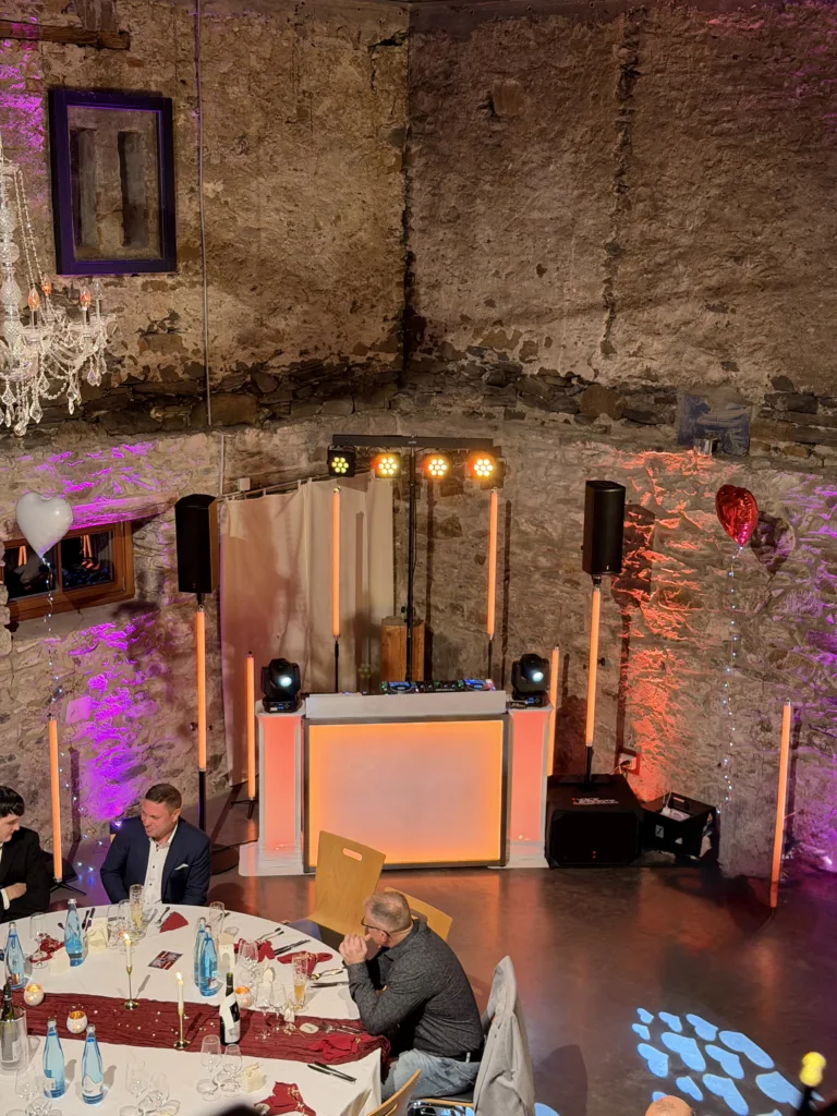 Beleuchteter DJ-Aufbau bei einer Hochzeit in der Hechtsberg-Scheune in Hausach