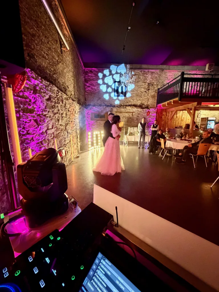 Brautpaar beim Hochzeitstanz in der beleuchteten Hechtsberg-Scheune in Hausach