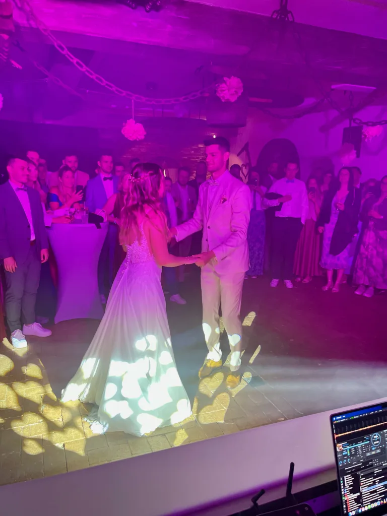 Brautpaar beim Hochzeitstanz mit Herzprojektionen auf dem Springbauerhof in Durbach