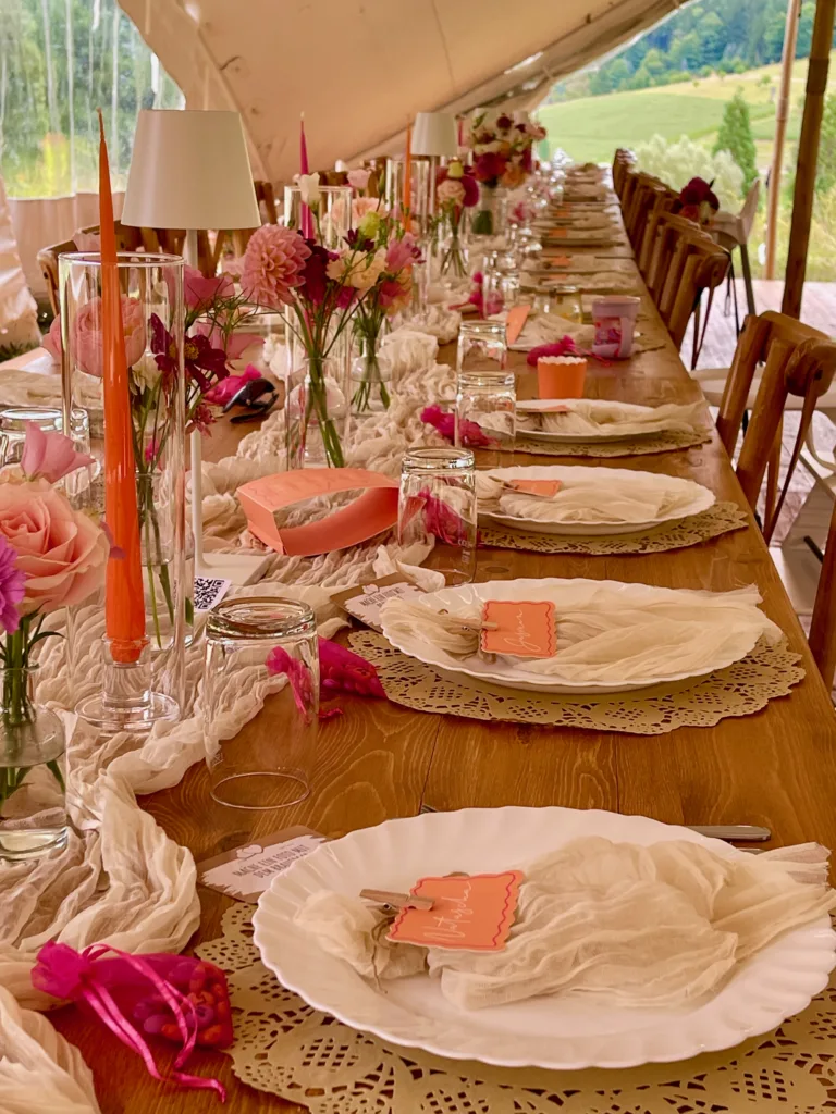 Rosa und orange dekorierte Hochzeitstafel im Festzelt in Berghaupten