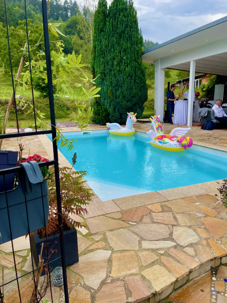 Pool mit Einhorn-Schwimmtieren bei einer privaten Hochzeit in Berghaupten