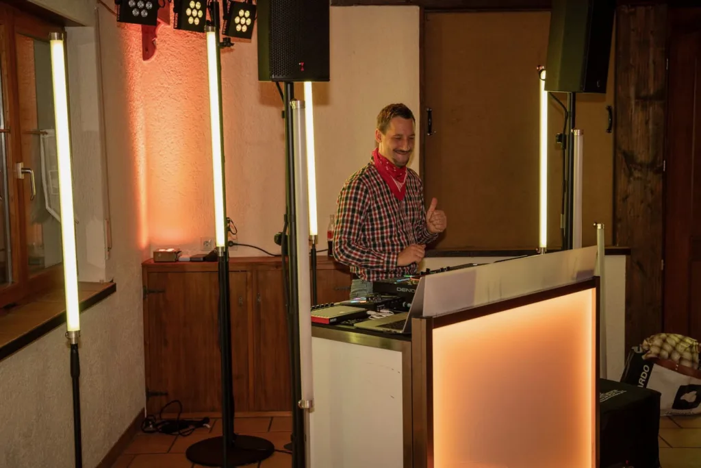 DJ Hörnle im Cowboy-Outfit bei einer Country-Geburtstagsfeier