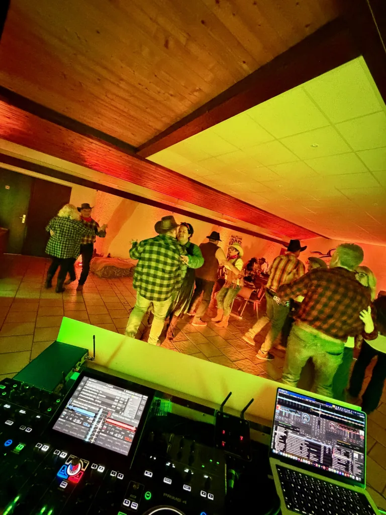 Tanzende Gäste bei einer Country-Geburtstagsparty mit DJ Hörnle