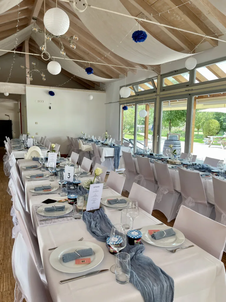 Festlich gedeckte Hochzeitstafeln im Haus am Teich in Ettenheim