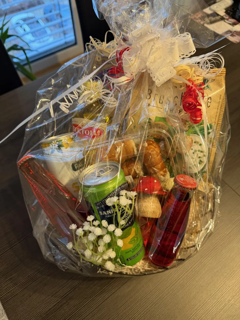 Liebevoll verpackter Präsentkorb bei einer Hochzeit im Landhaus Hechtsberg